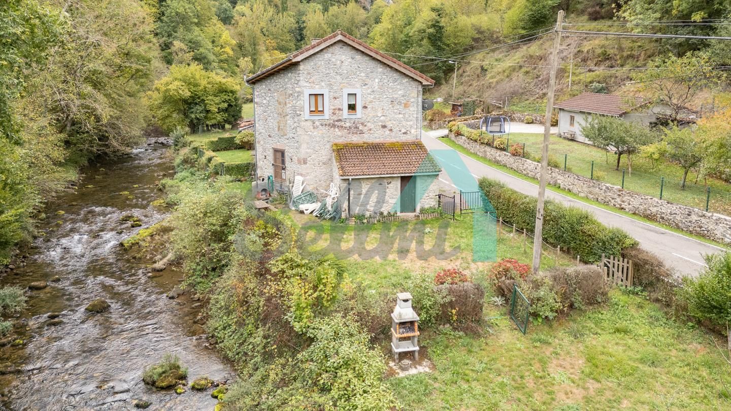 Vista exterior de Casa adosada en venda en Somiedo amb Jardí privat, Parquet i Traster