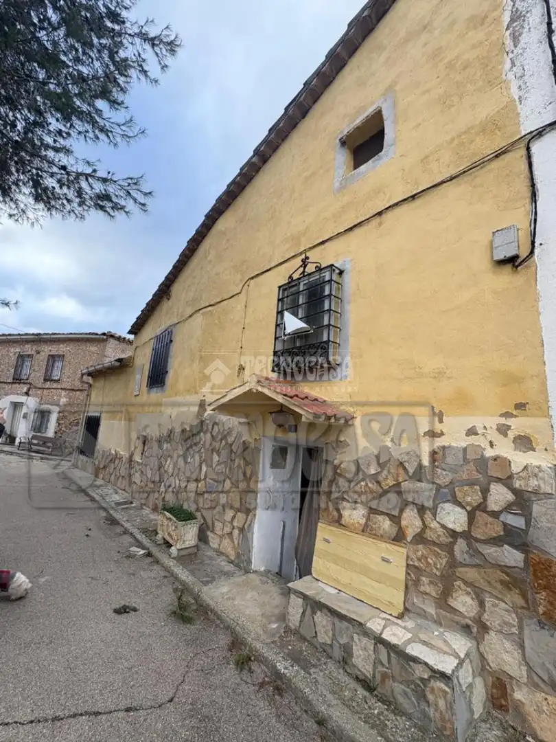 Vista exterior de Casa adosada en venta en Castillo-Albaráñez con Calefacción