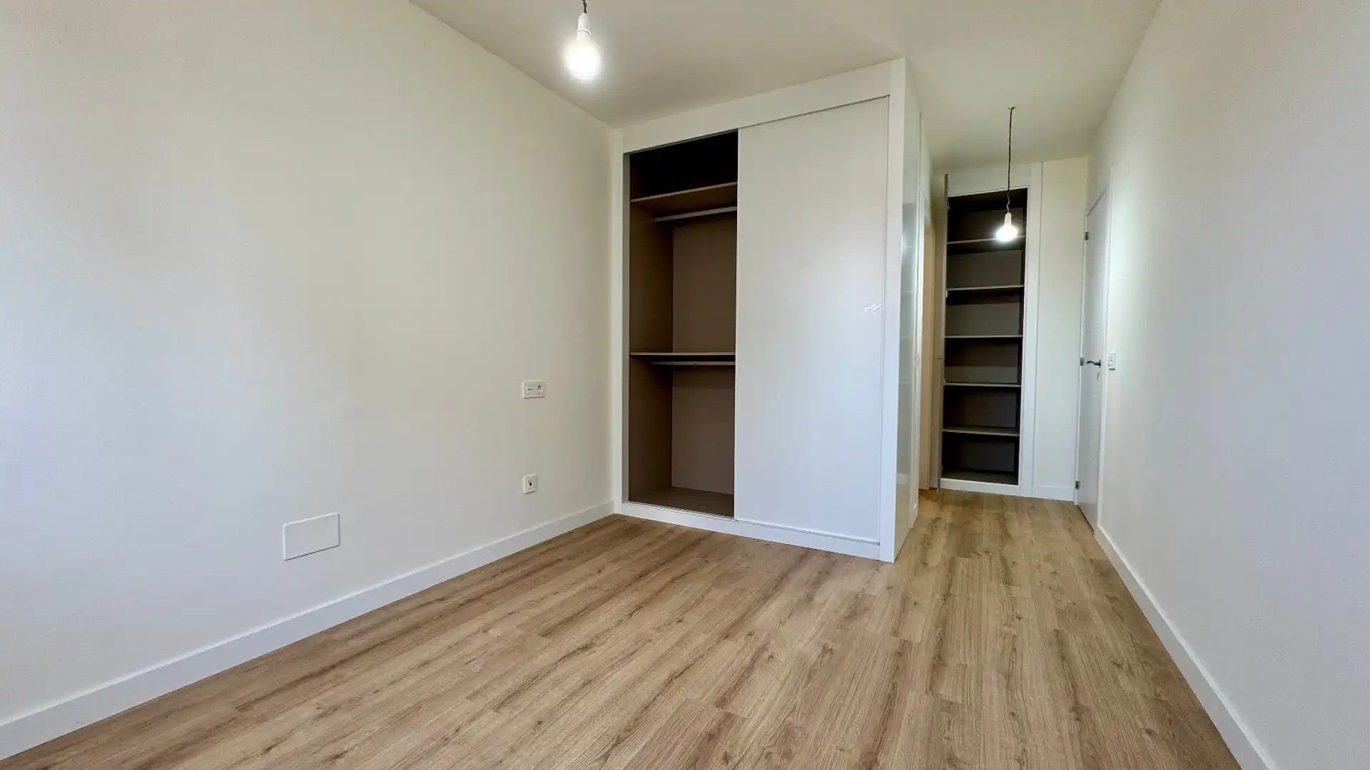Habitación de Piso en venta en Gijón  con Calefacción, Parquet y Terraza