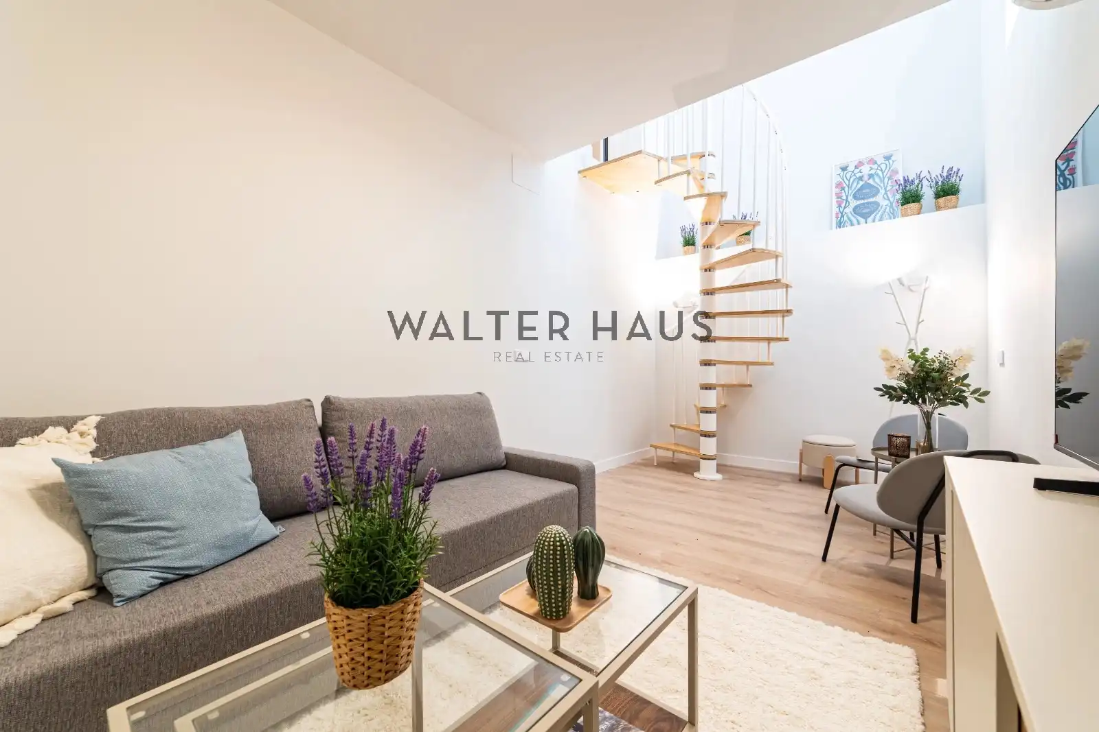 Living room of Flat for sale in Madrid  with Air Conditioner, Heating and Furnished