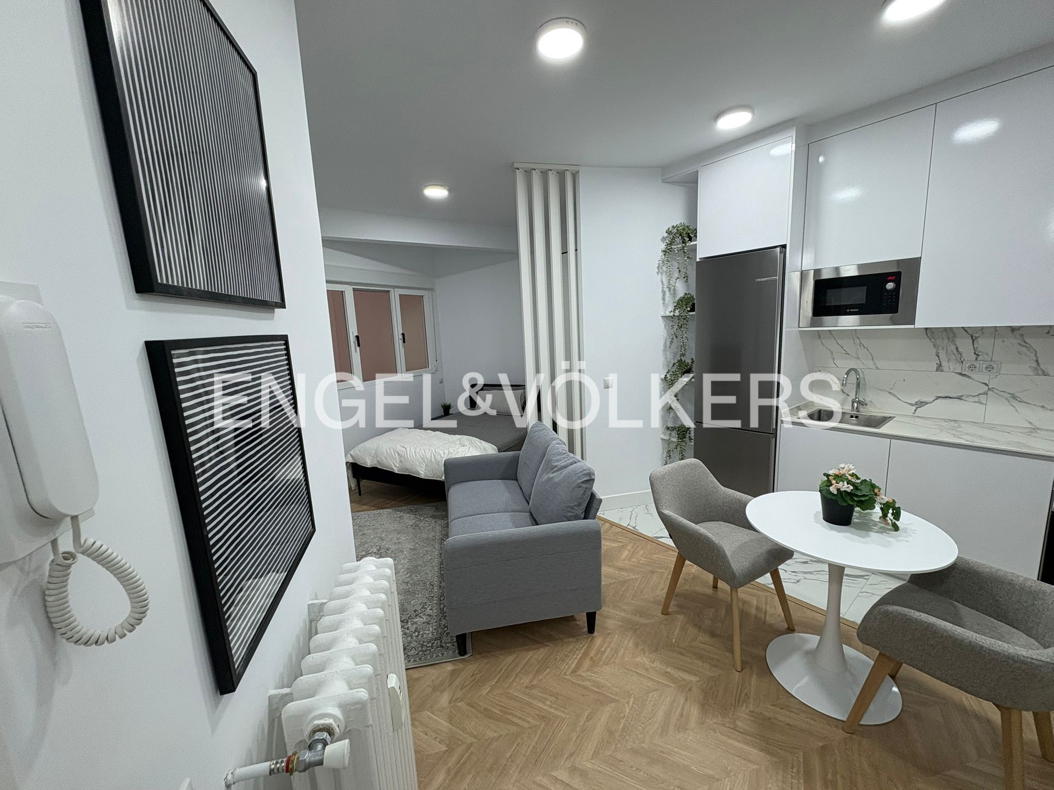 Living room of Study to rent in  Madrid Capital  with Air Conditioner, Heating and Furnished