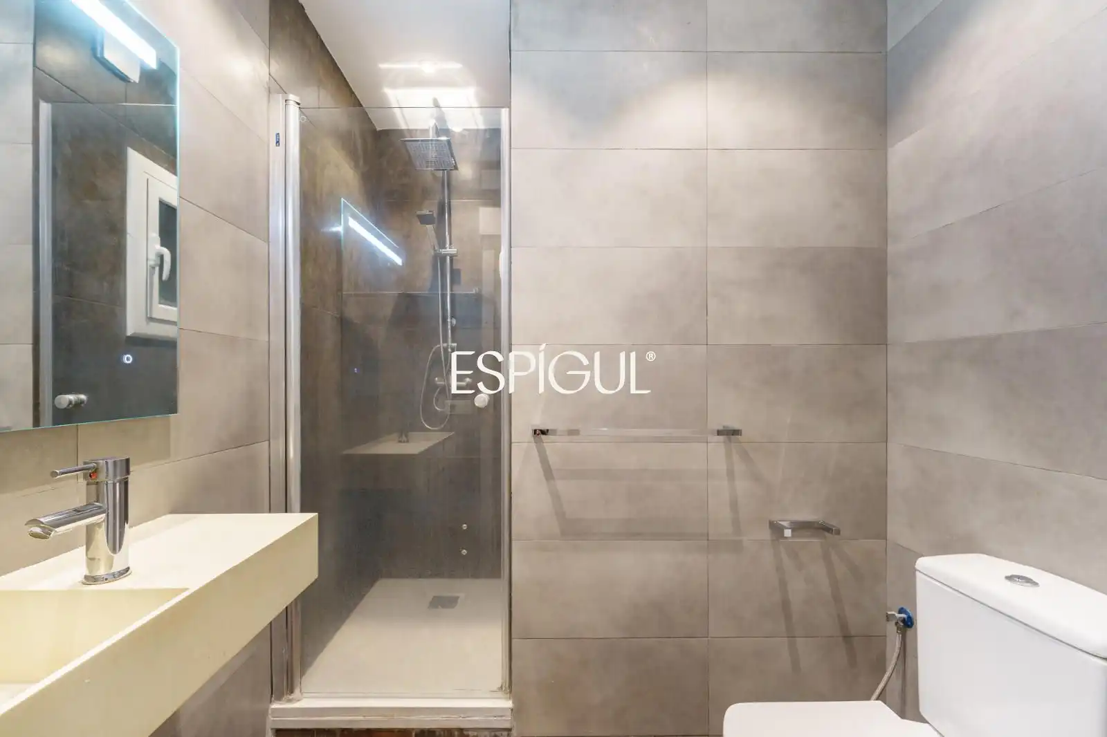 Badezimmer von Wohnung zum Verkauf in Barcelona mit Heizung, Parkett und Terrasse