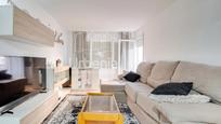 Sala d'estar de Pis en venda en Pineda de Mar amb Terrassa i Moblat