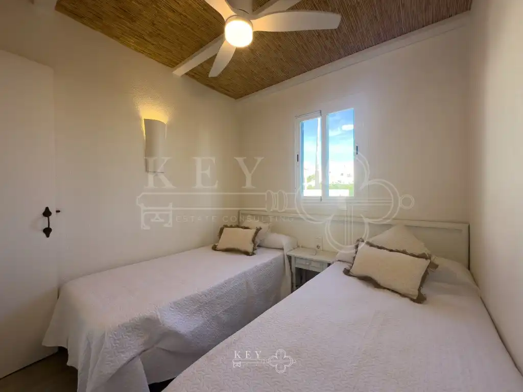 Dormitori de Apartament en venda en Ciutadella de Menorca amb Aire condicionat, Jardí privat i Piscina