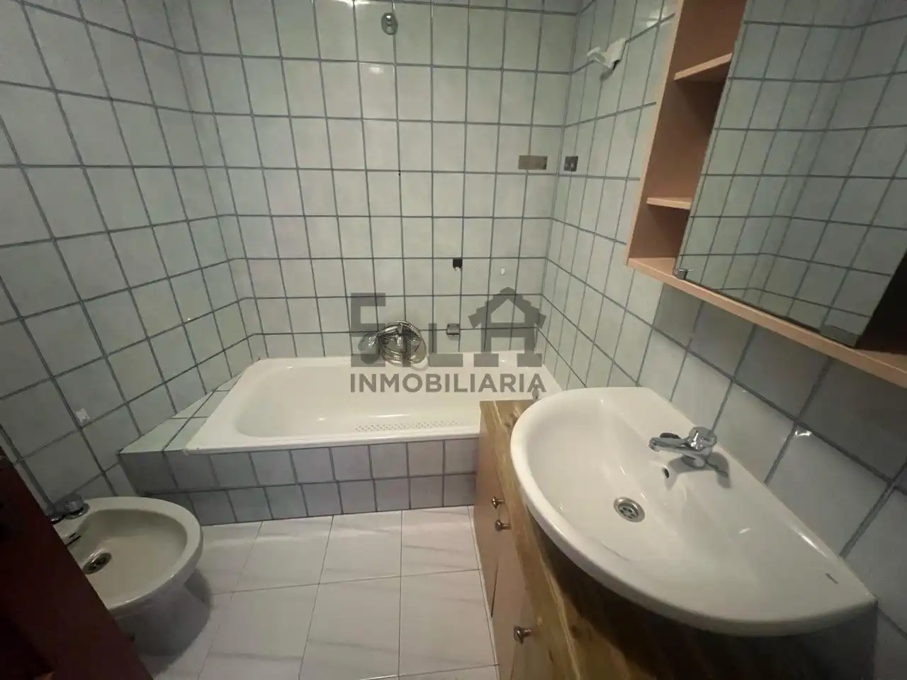 Bathroom of Flat for sale in Ourense Capital   with Heating, Parquet flooring and Storage room