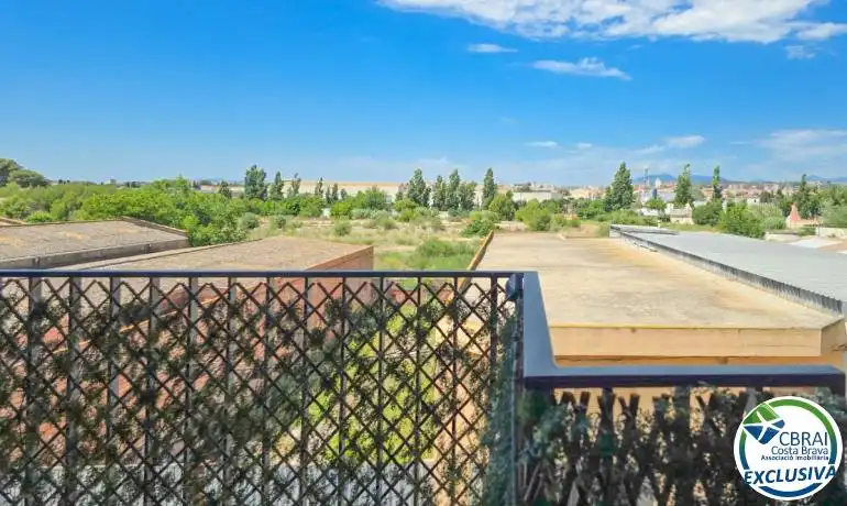 Vista exterior de Àtic en venda en Figueres amb Terrassa i Balcó