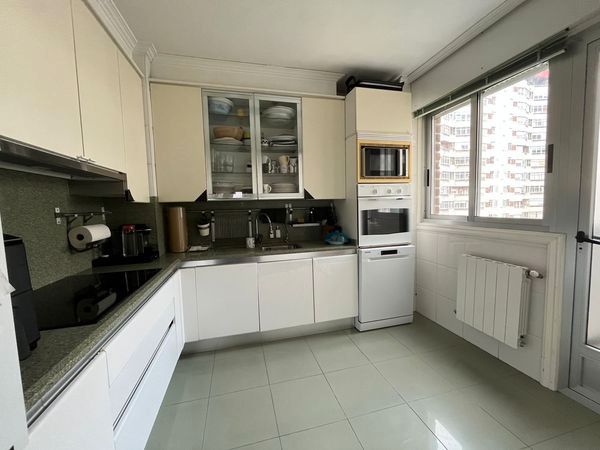 Cocina de Piso en venta en Vigo  con Calefacción, Jardín privado y Trastero