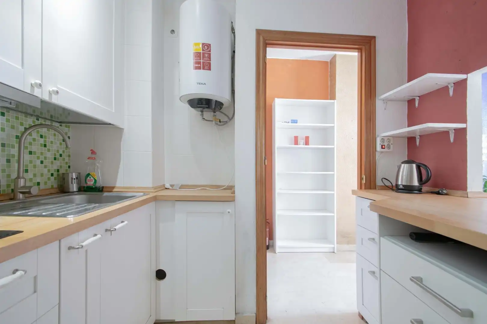 Kitchen of Flat for sale in Sevilla  with Air Conditioner, Terrace and Storage room