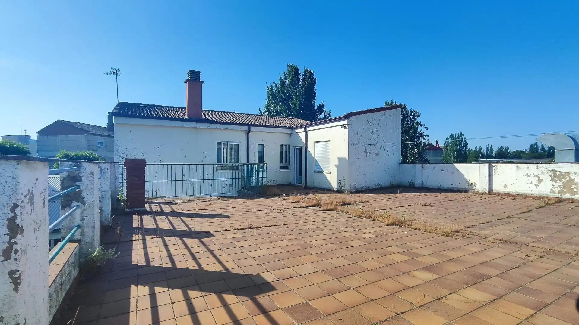 Vista exterior de Casa o chalet en venta en León Capital  con Calefacción y Terraza