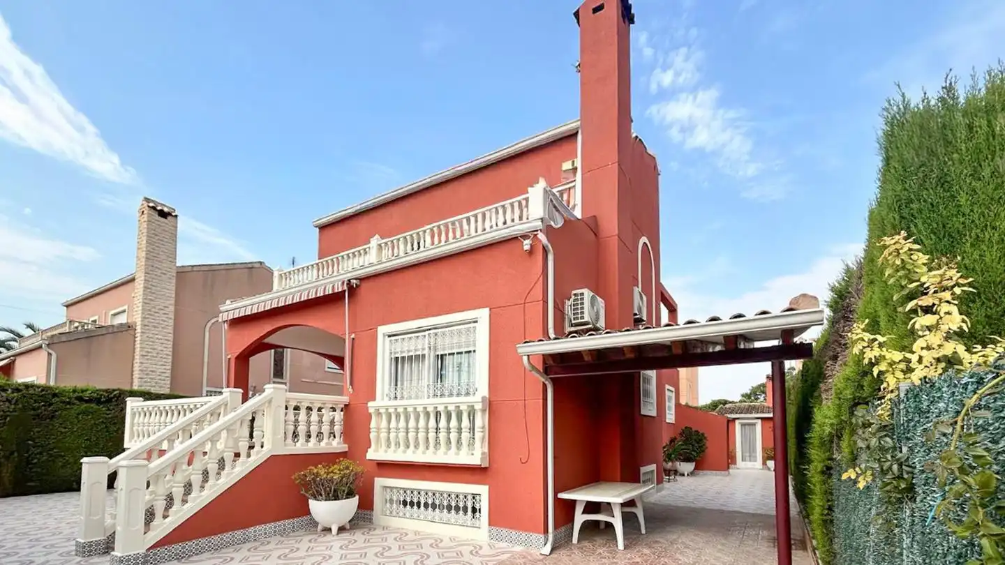 Vista exterior de Casa o xalet en venda en Elche / Elx amb Aire condicionat, Jardí privat i Terrassa