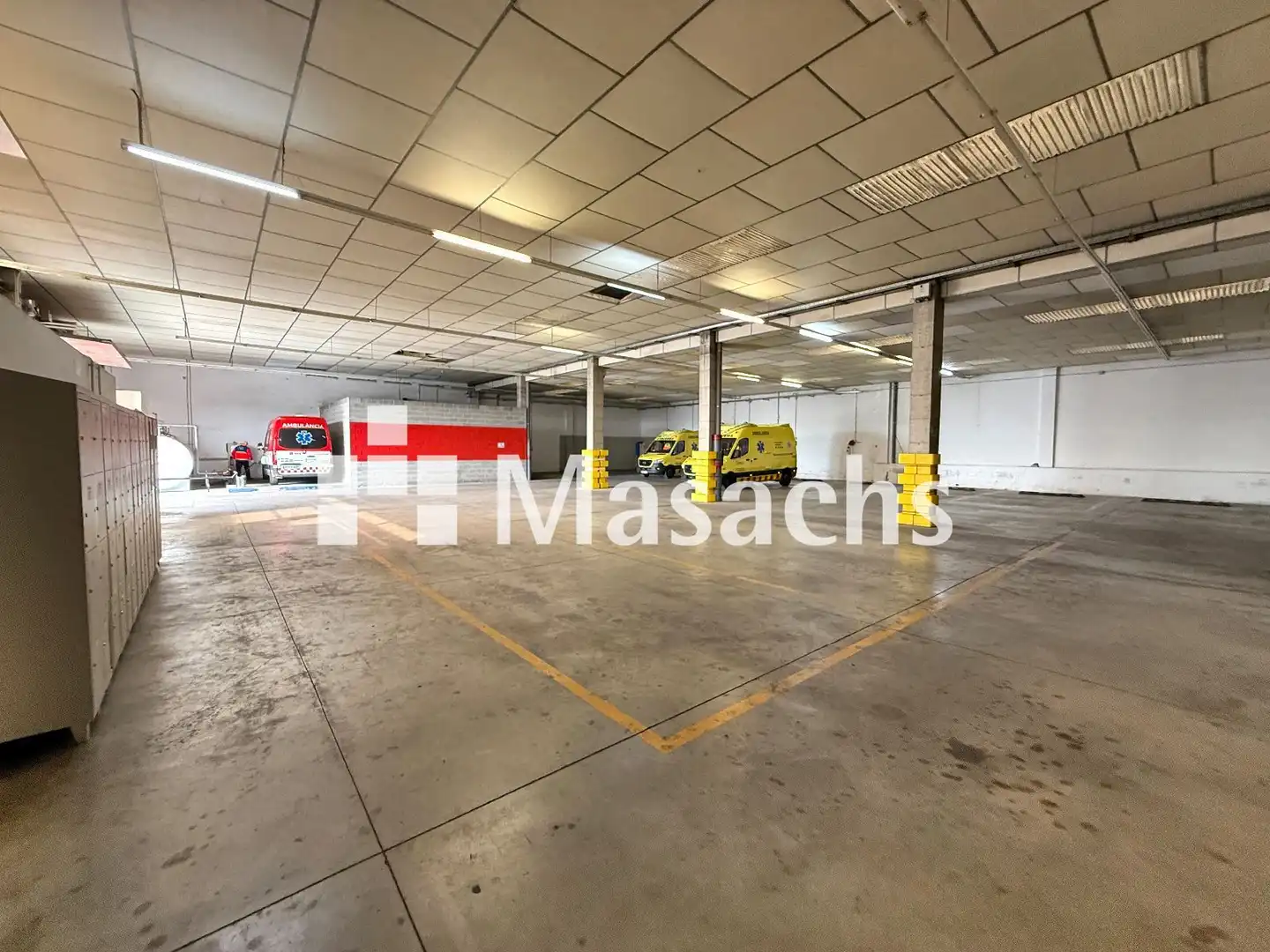 Parkplatz von Fabrikhallen zur Miete in Terrassa