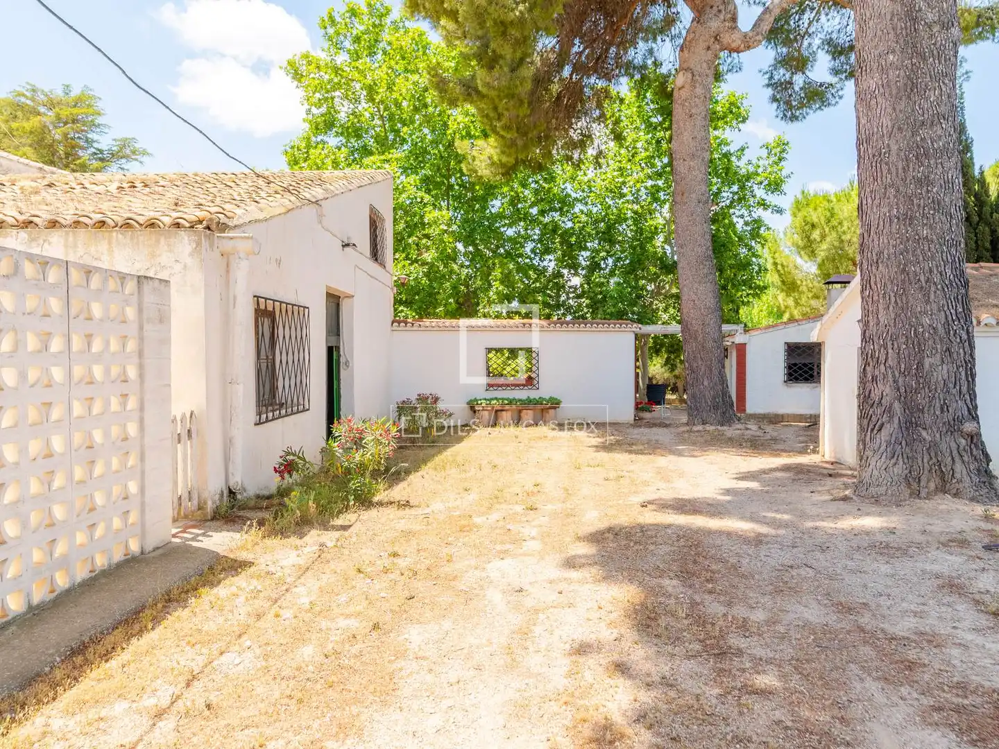 Vista exterior de Finca rústica en venda en Requena amb Calefacció, Jardí privat i Terrassa