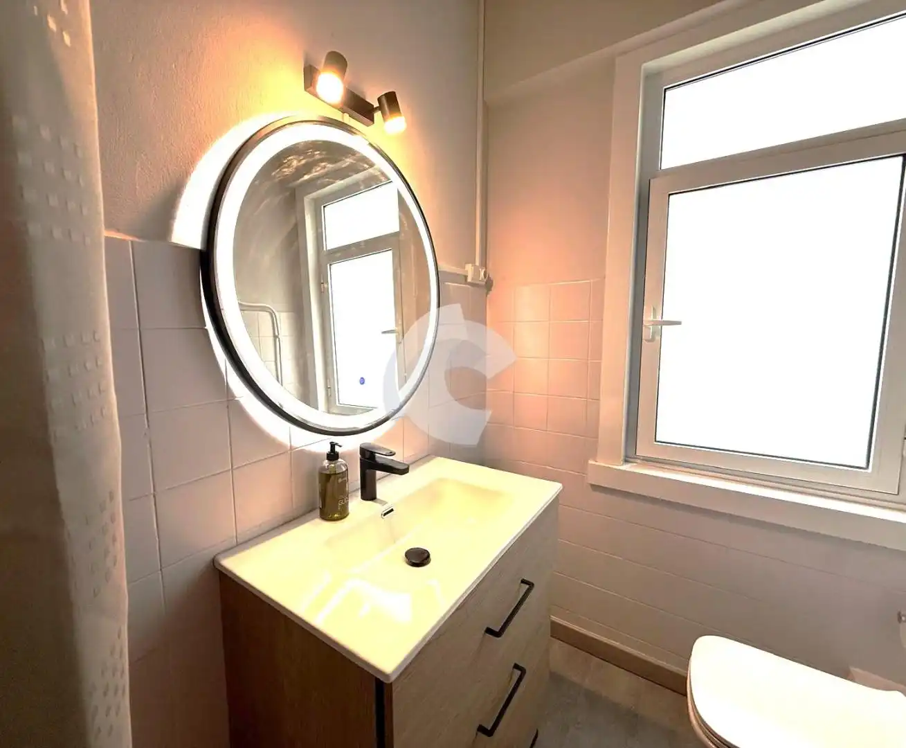 Badezimmer von Wohnung zur Miete in A Coruña Capital 