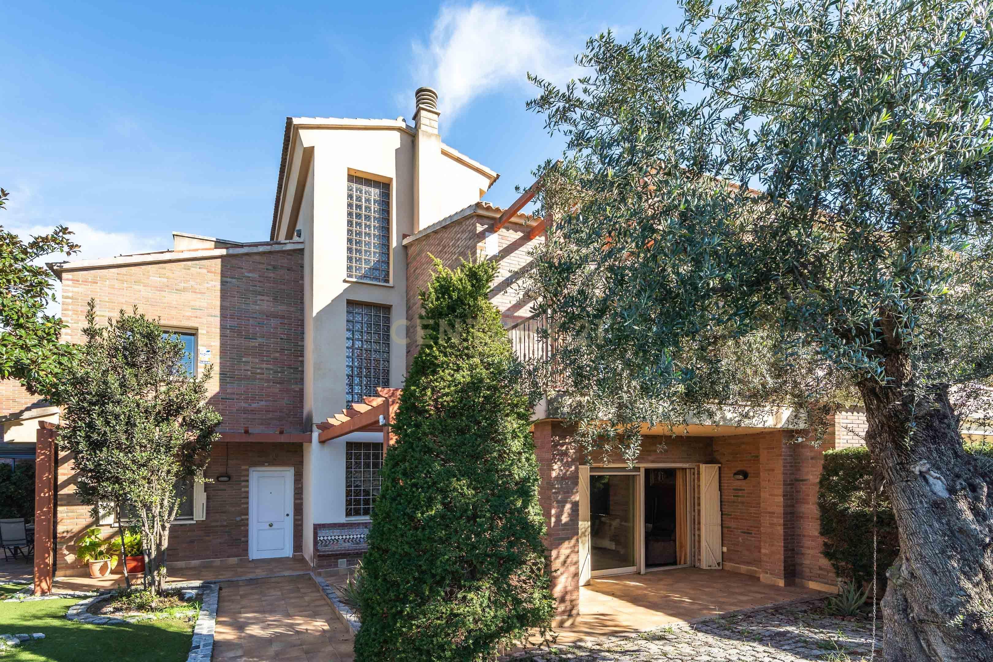 Vista exterior de Casa adosada en venda en Reus amb Aire condicionat, Jardí privat i Jacuzzi