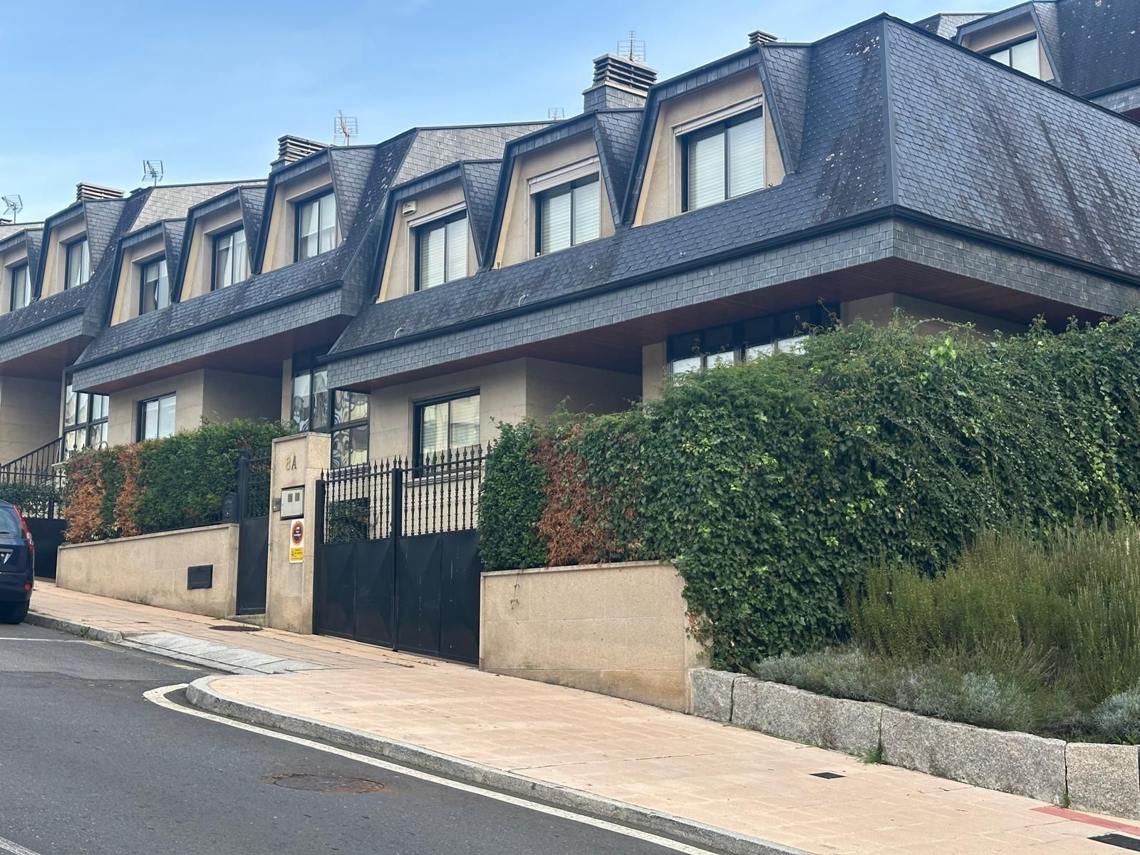 Vista exterior de Casa adosada en venda en Ourense Capital  amb Aire condicionat, Calefacció i Jardí privat