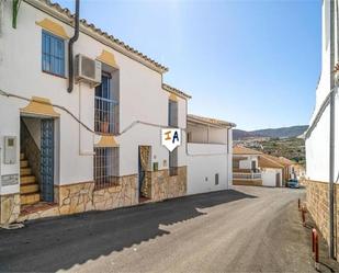 Vista exterior de Casa adosada en venda en Villanueva de Algaidas amb Aire condicionat, Terrassa i Piscina