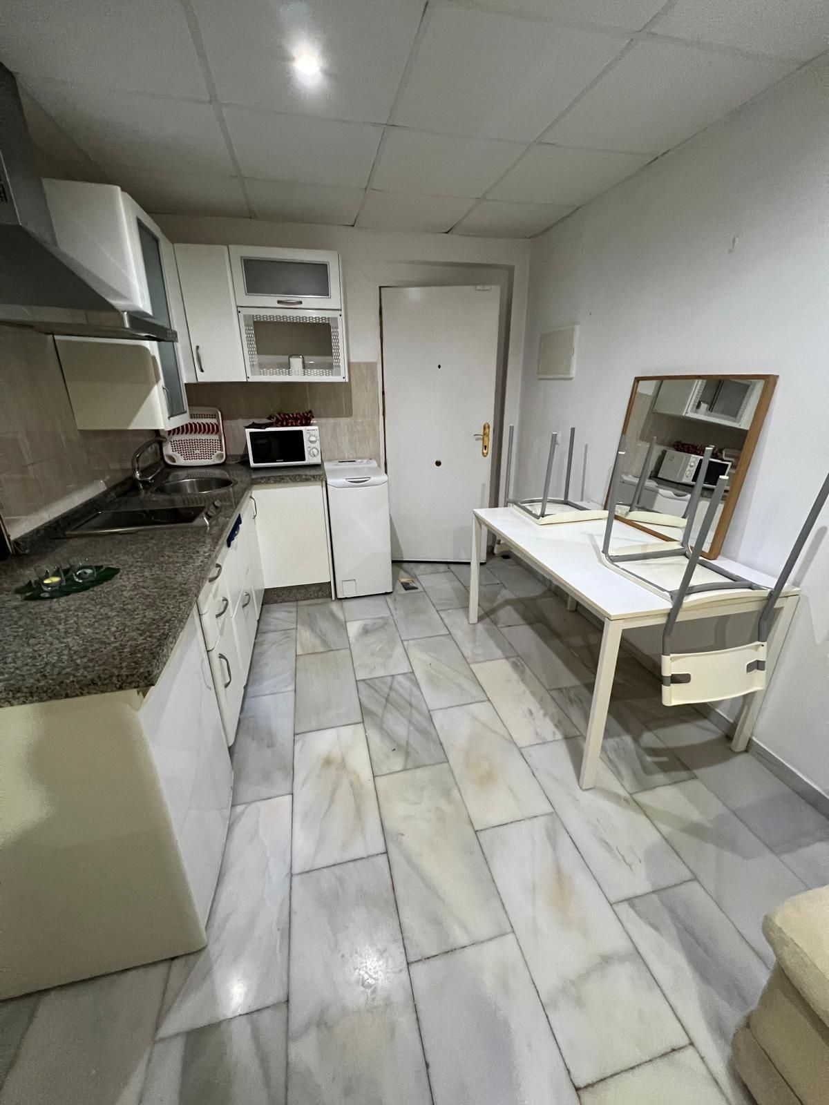 Cocina de Piso de alquiler en  Sevilla Capital con Aire acondicionado y Amueblado