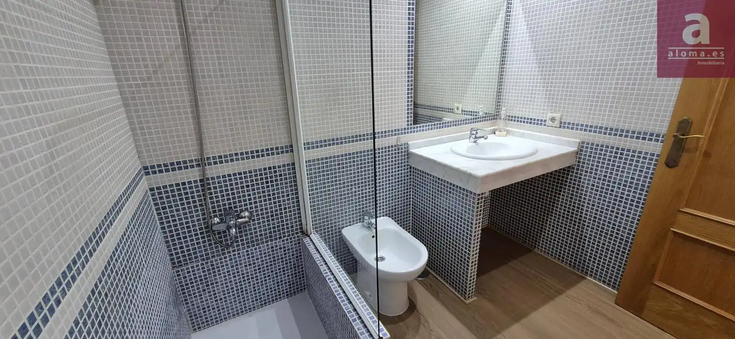 Baño de Estudio de alquiler en Cáceres con Aire acondicionado, Trastero y Amueblado