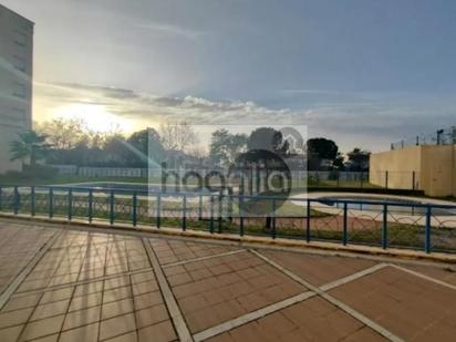 Piscina de Estudi de lloguer en  Sevilla Capital amb Aire condicionat, Terrassa i Moblat