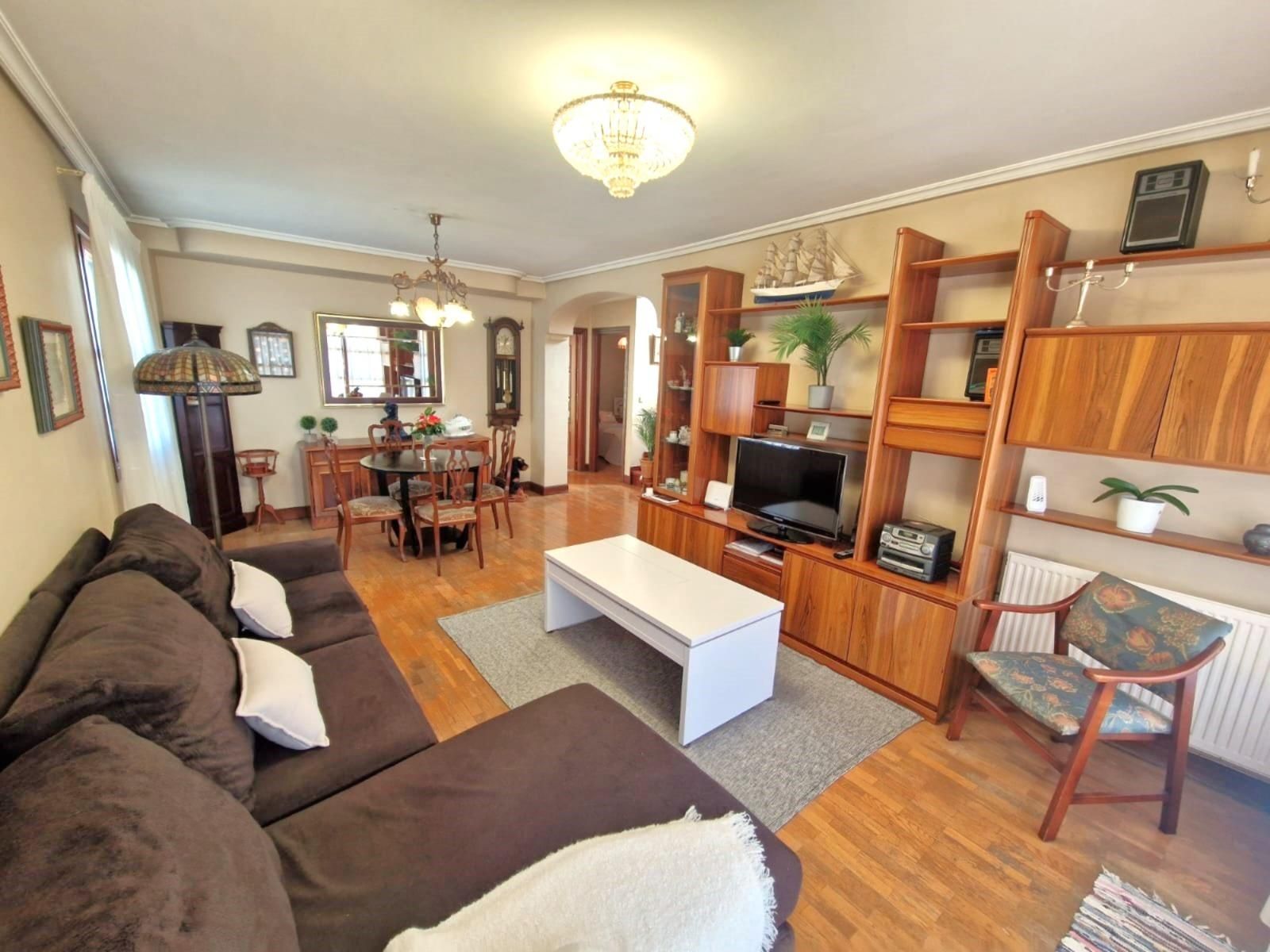 Sala d'estar de Casa o xalet en venda en Donostia - San Sebastián  amb Calefacció, Jardí privat i Terrassa