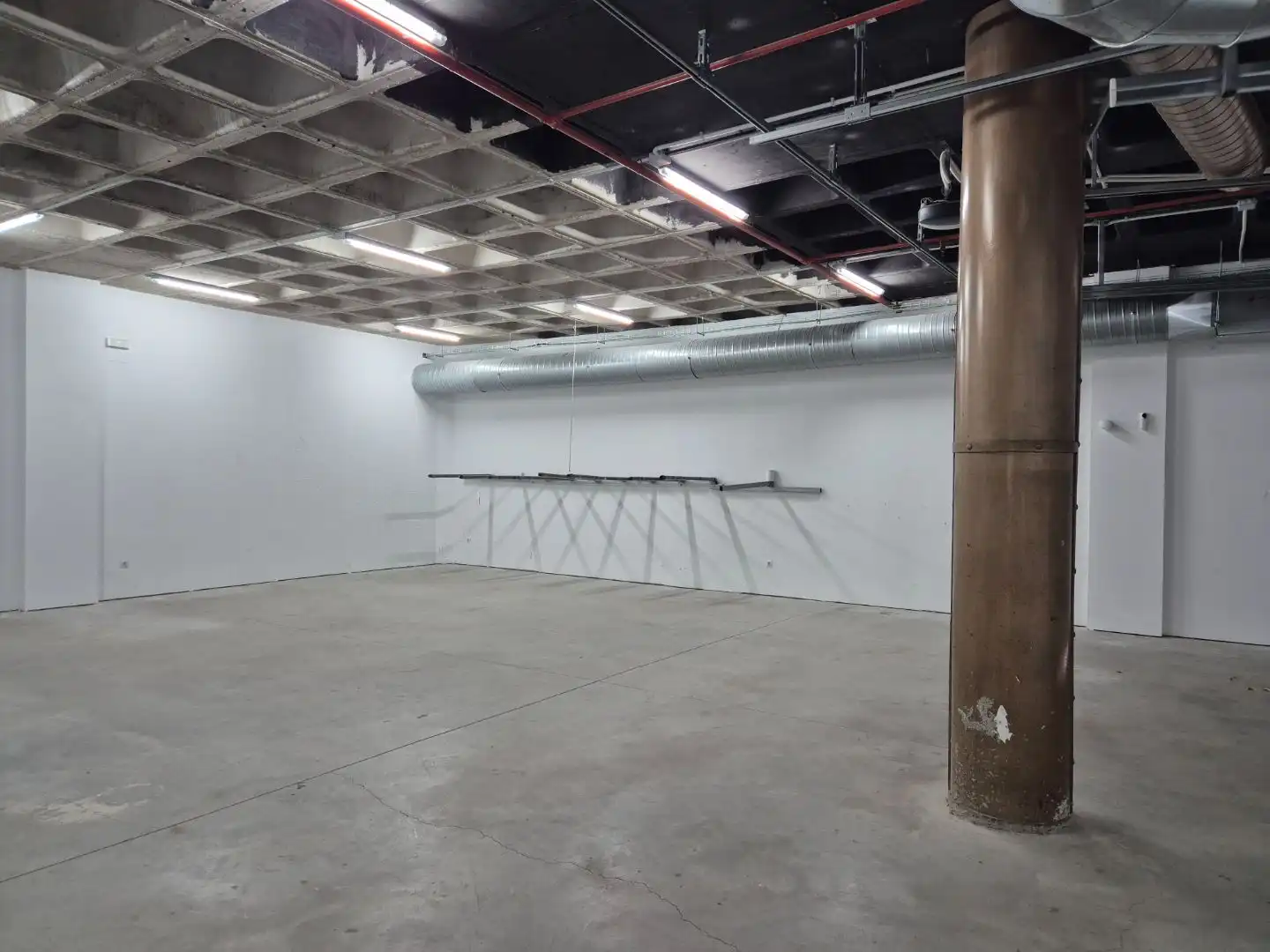 Commercial properties for rent in Utrera  with Air Conditioner and Alarm