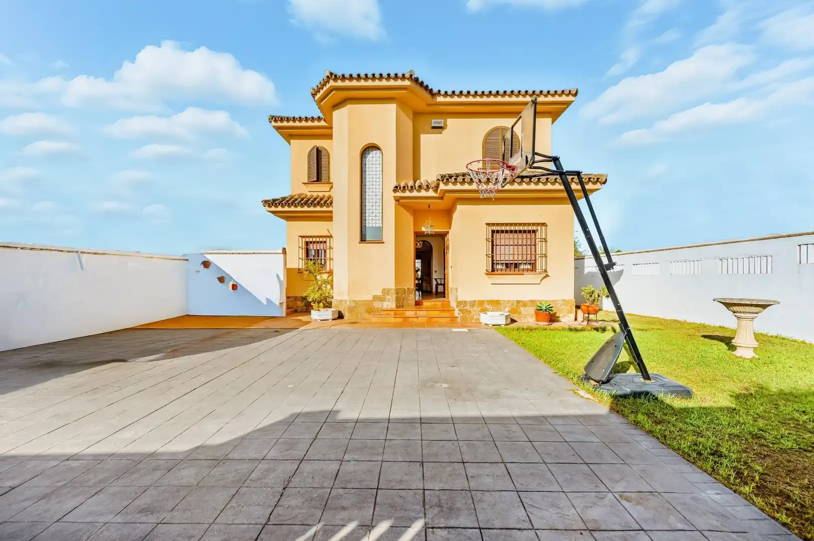 Vista exterior de Casa o xalet en venda en Chiclana de la Frontera amb Aire condicionat, Jardí privat i Terrassa