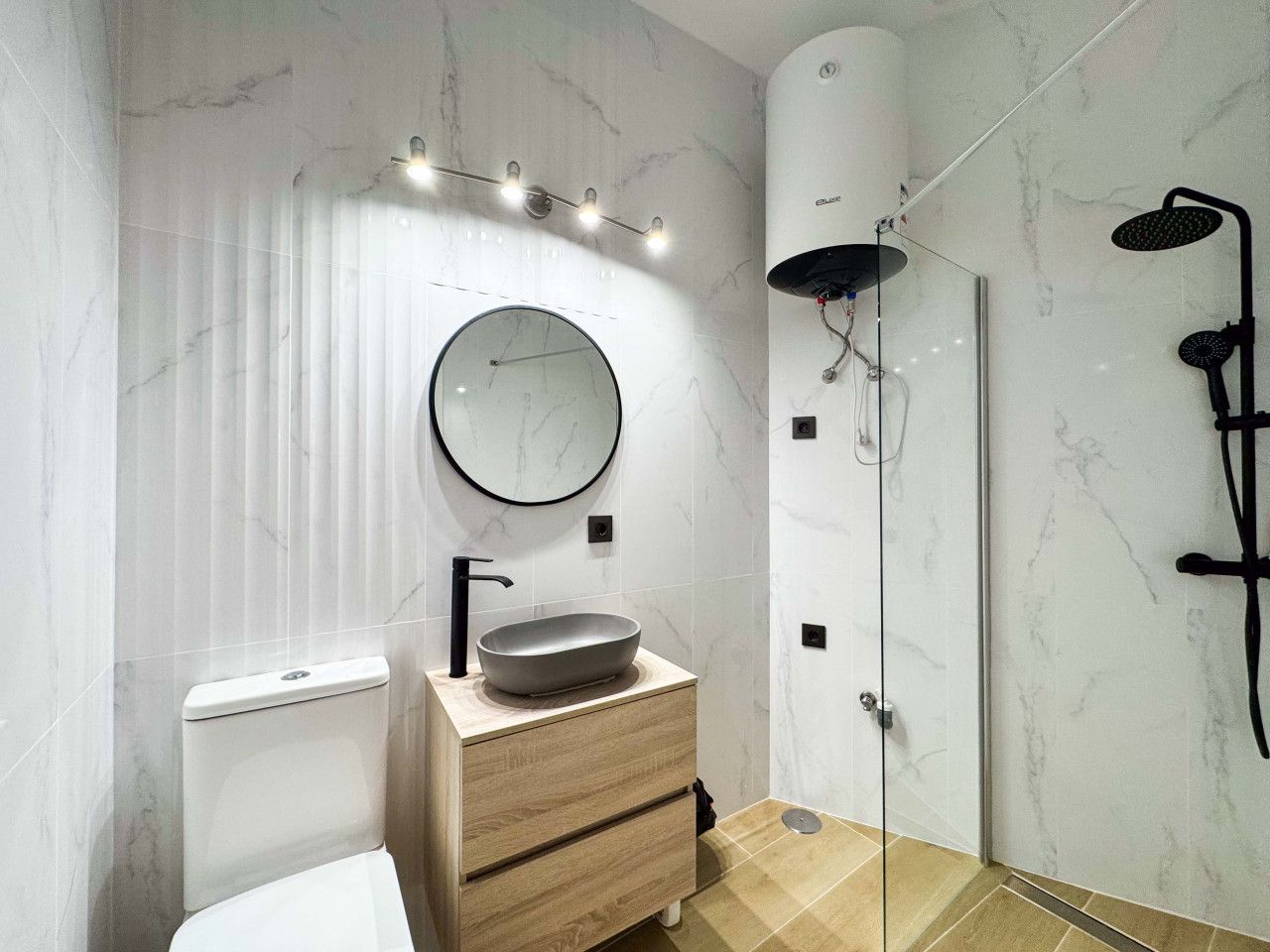 Bathroom of Study for sale in Torrevieja  with Air Conditioner, Heating and Furnished