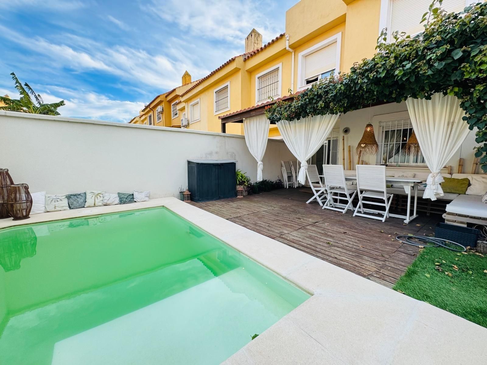 Swimming pool of Single-family semi-detached for sale in Algeciras  with Private garden and Swimming Pool