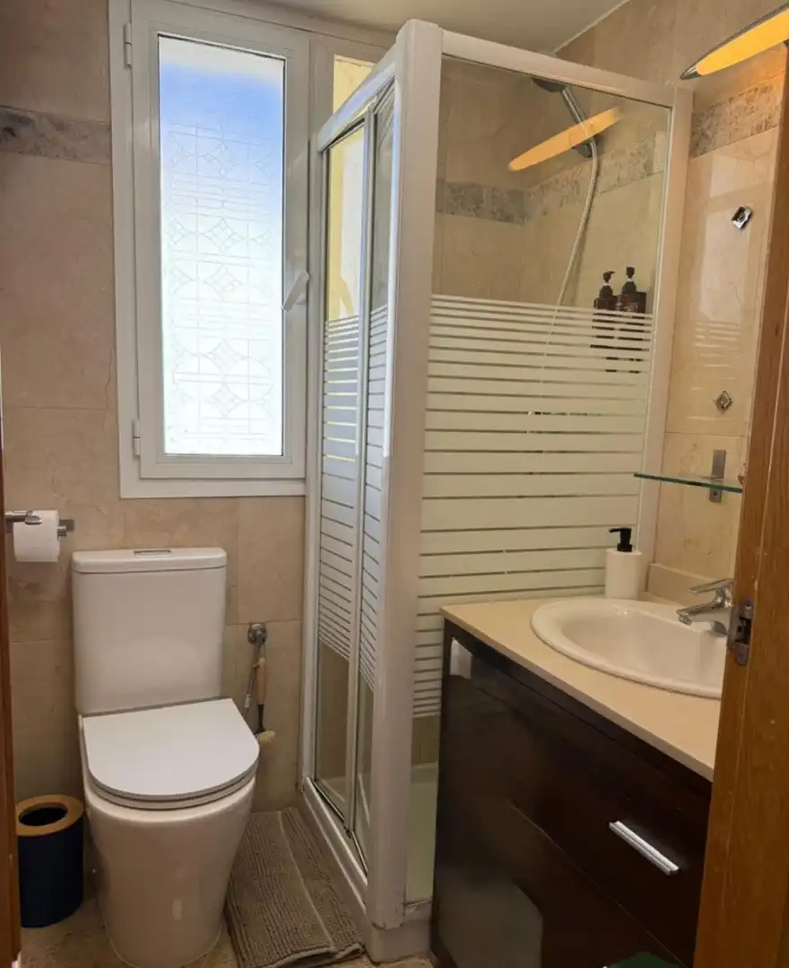 Badezimmer von Dachboden zum Verkauf in La Manga del Mar Menor mit Klimaanlage, Abstellraum und Möbliert
