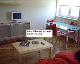Sala d'estar de Apartament en venda en Salamanca Capital amb Balcó