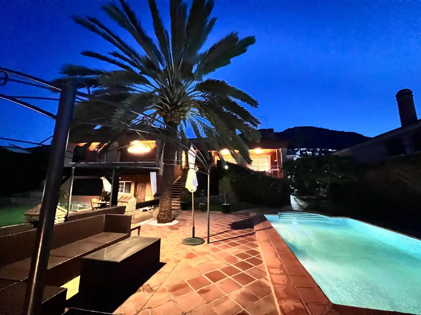 Vista exterior de Casa o xalet en venda en Alhaurín de la Torre amb Aire condicionat, Jardí privat i Terrassa