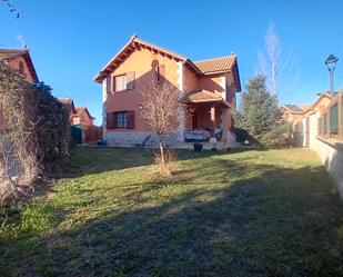 Vista exterior de Casa o xalet en venda en Grijota amb Calefacció, Jardí privat i Terrassa
