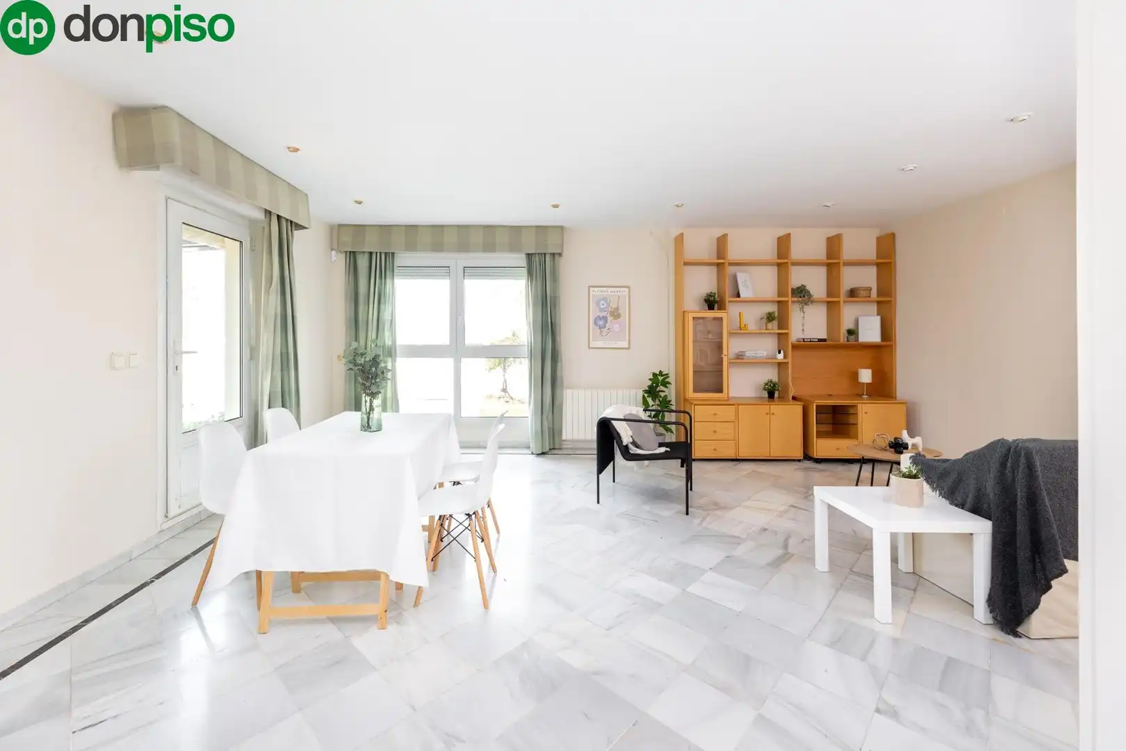 Comedor de Casa o chalet en venta en Granada con Aire acondicionado, Calefacción y Jardín privado