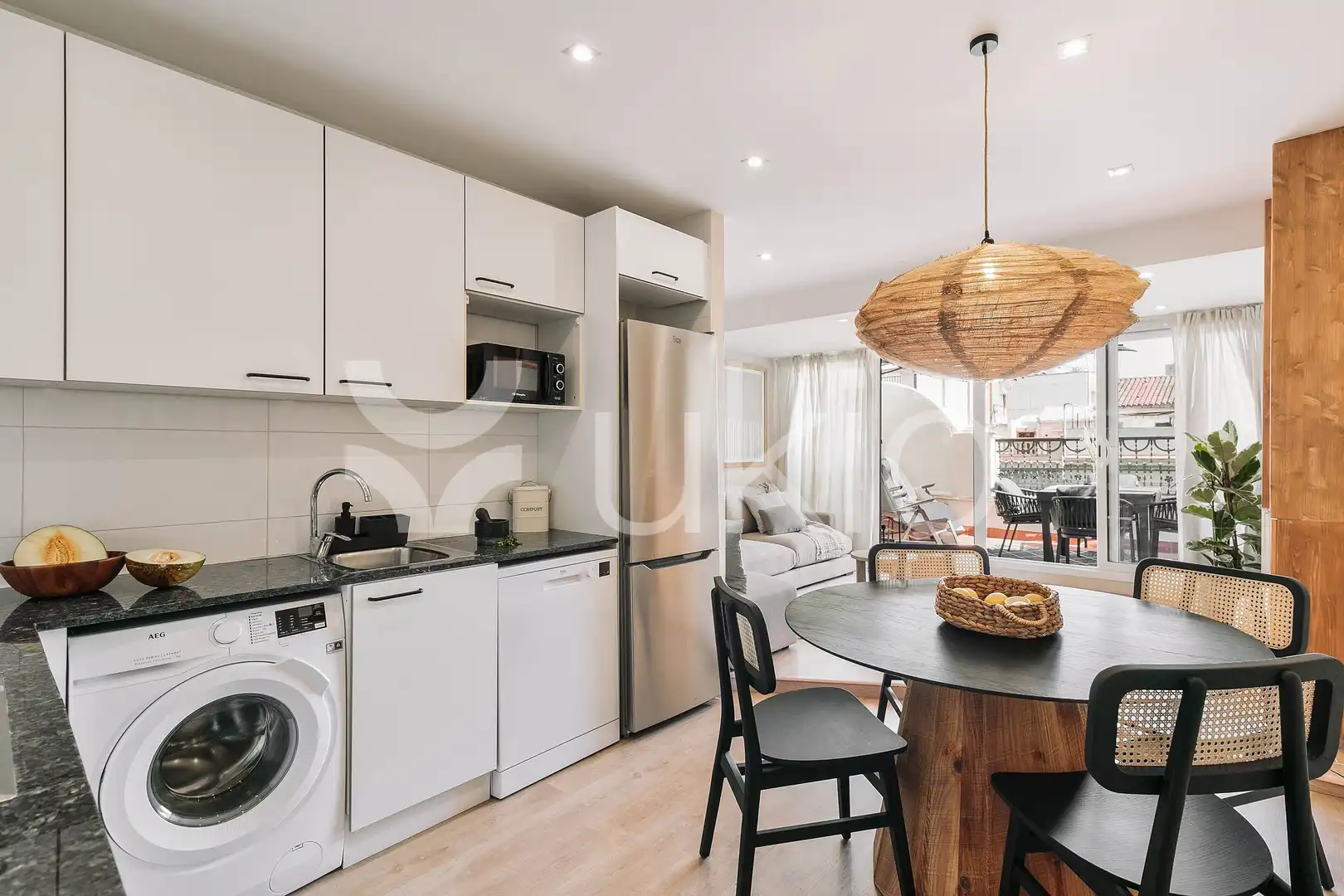 Apartamento con terraza en alquiler en Carrer del Comte Borrell, imagen 2