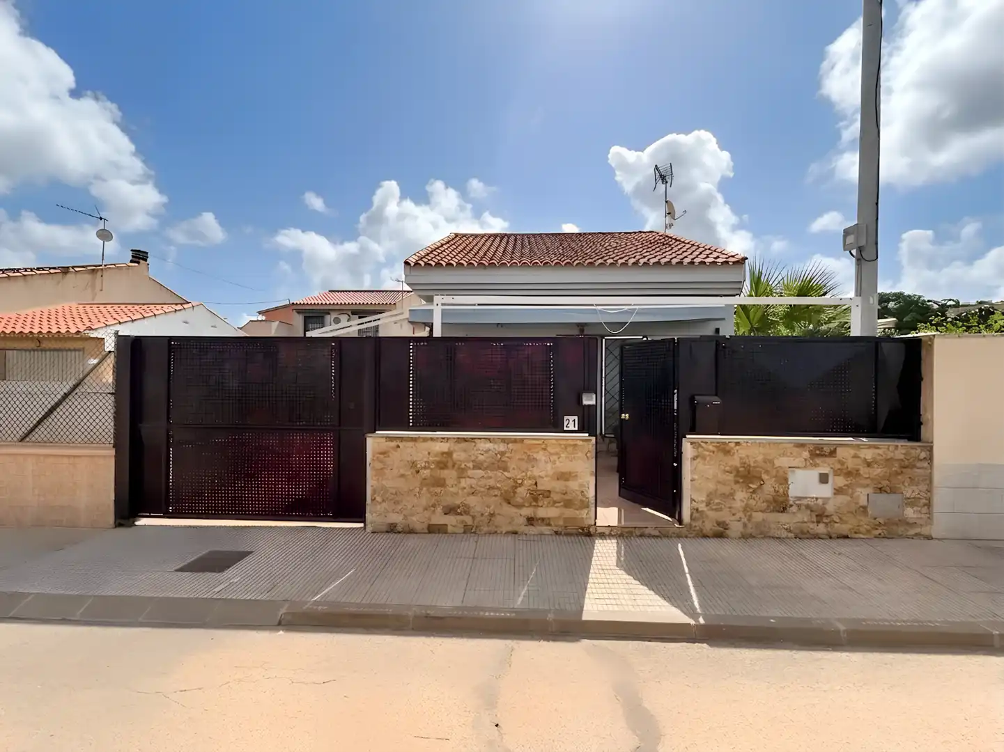 Vista exterior de Casa o xalet en venda en Cartagena amb Aire condicionat, Jardí privat i Terrassa