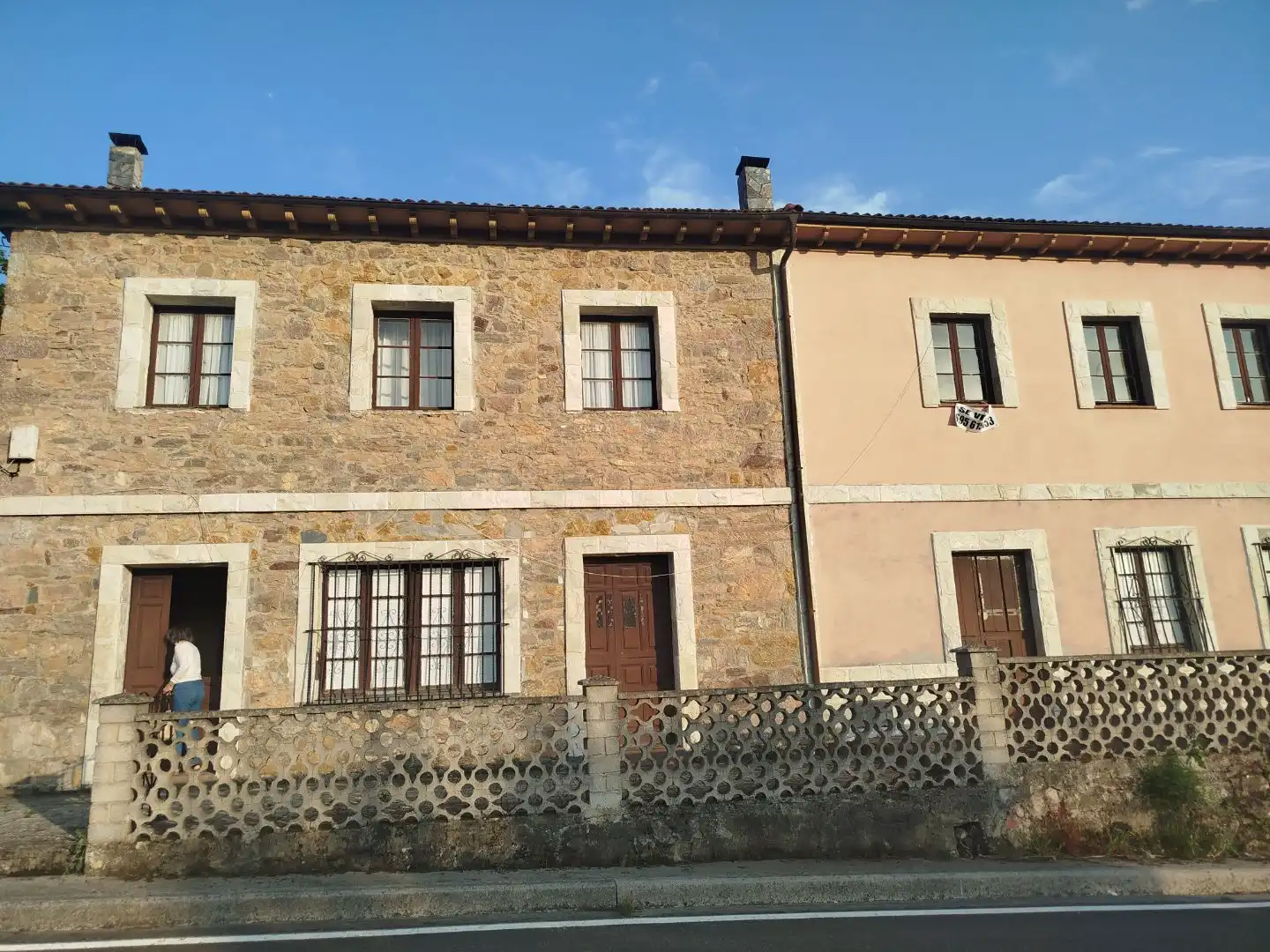 Casa aparellada amb jardí en venda a Lugar Perlavia 1
