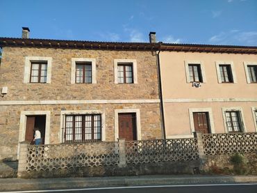 Casa aparellada amb jardí en venda a Lugar Perlavia 1