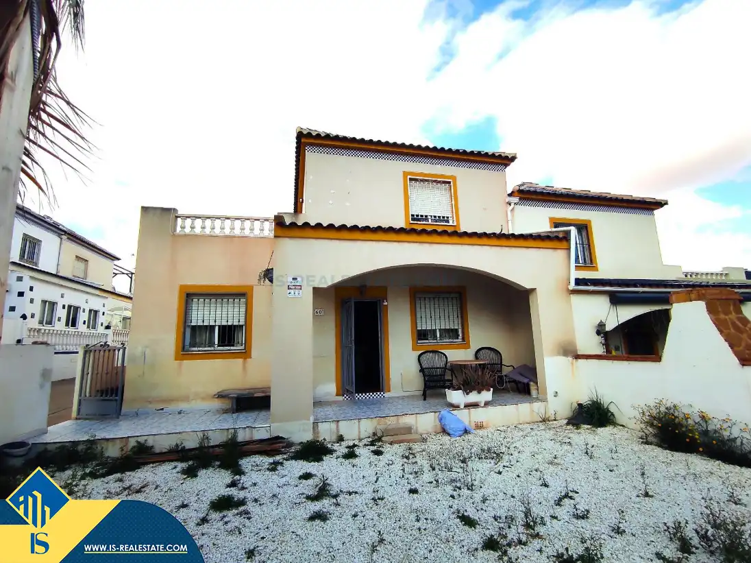 Semi-detached house with pool for sale in Los Balcones - Los Altos