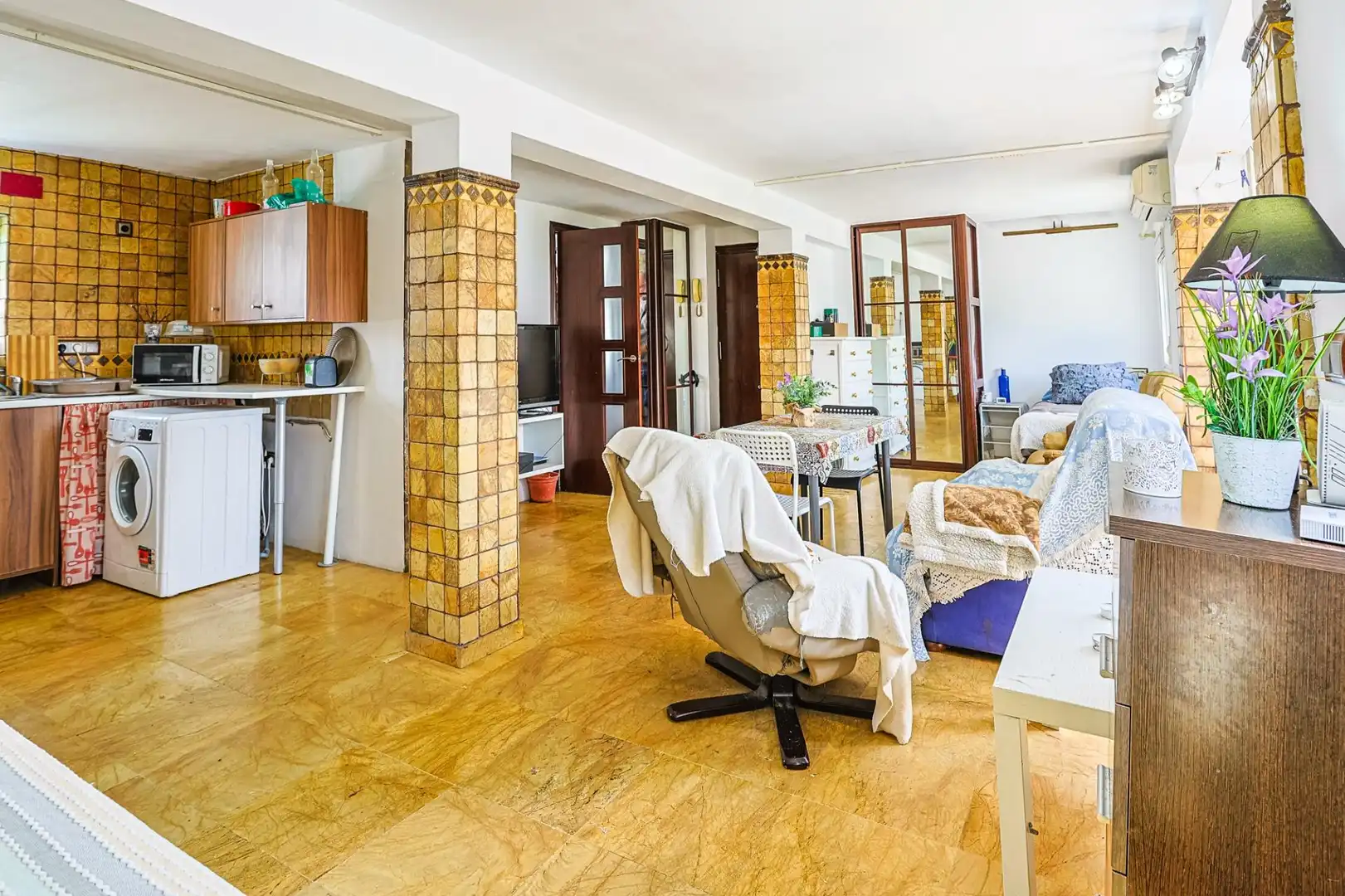Living room of Flat for sale in Sevilla  with Air Conditioner and Balcony