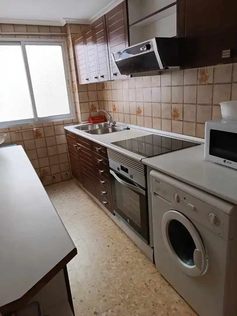 Cuina de Pis de lloguer en Zaragoza amb Moblat, Forn i Rentadora