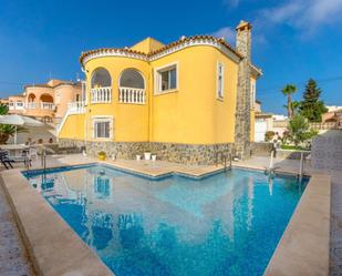 Vista exterior de Casa o xalet en venda en Orihuela amb Jardí privat, Piscina i Moblat