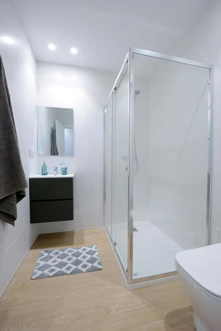 Bathroom of Flat for share in Valencia  with Air Conditioner, Furnished and TV