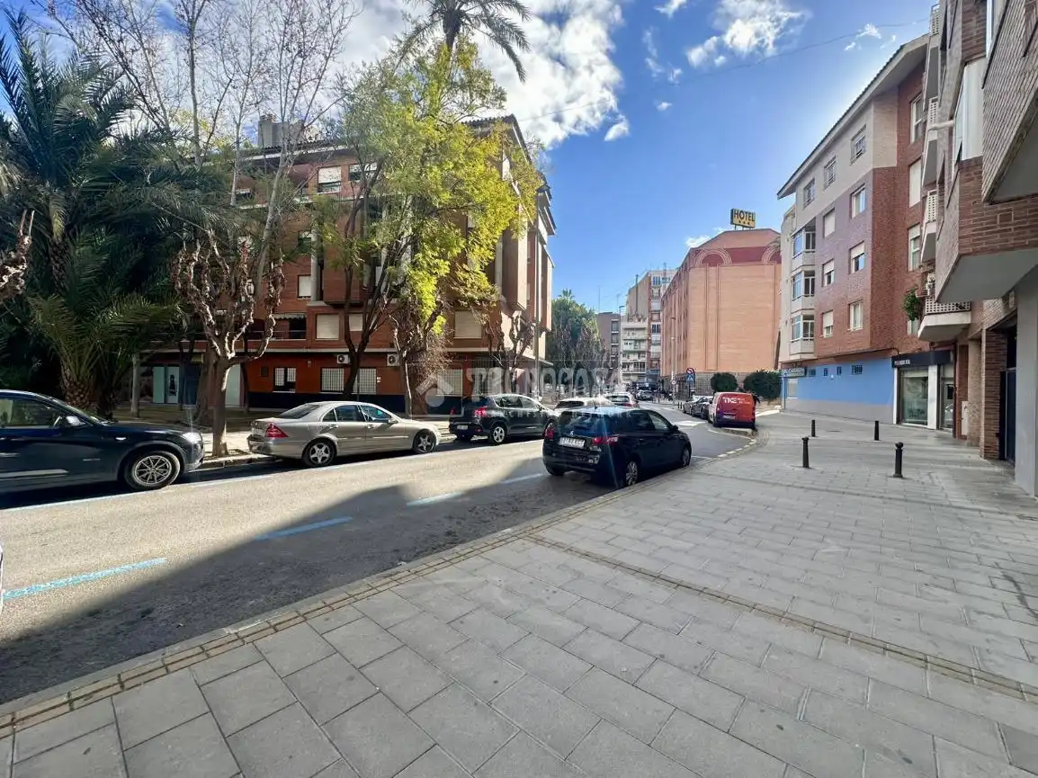 Vista exterior de Local de alquiler en Murcia