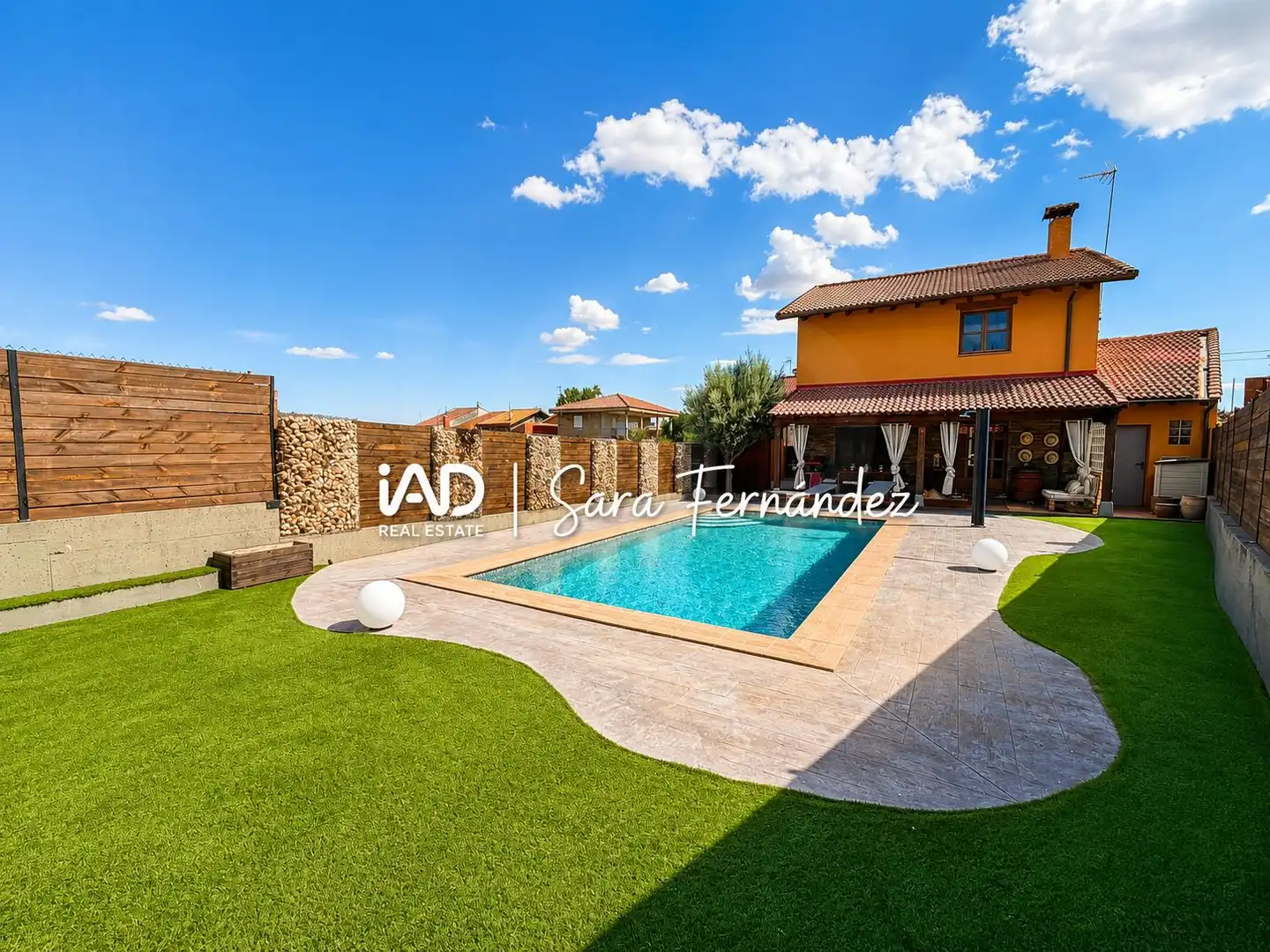 Swimming pool of Houses for sale in Sariegos  with Heating