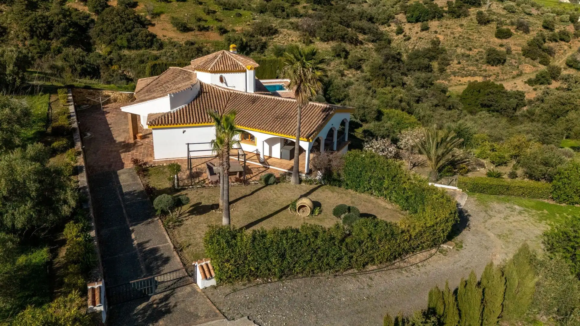 Vista exterior de Finca rústica en venda en Casarabonela amb Calefacció i Piscina