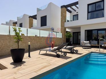 Chalet con piscina en venta en Calle Calle Torre 10093