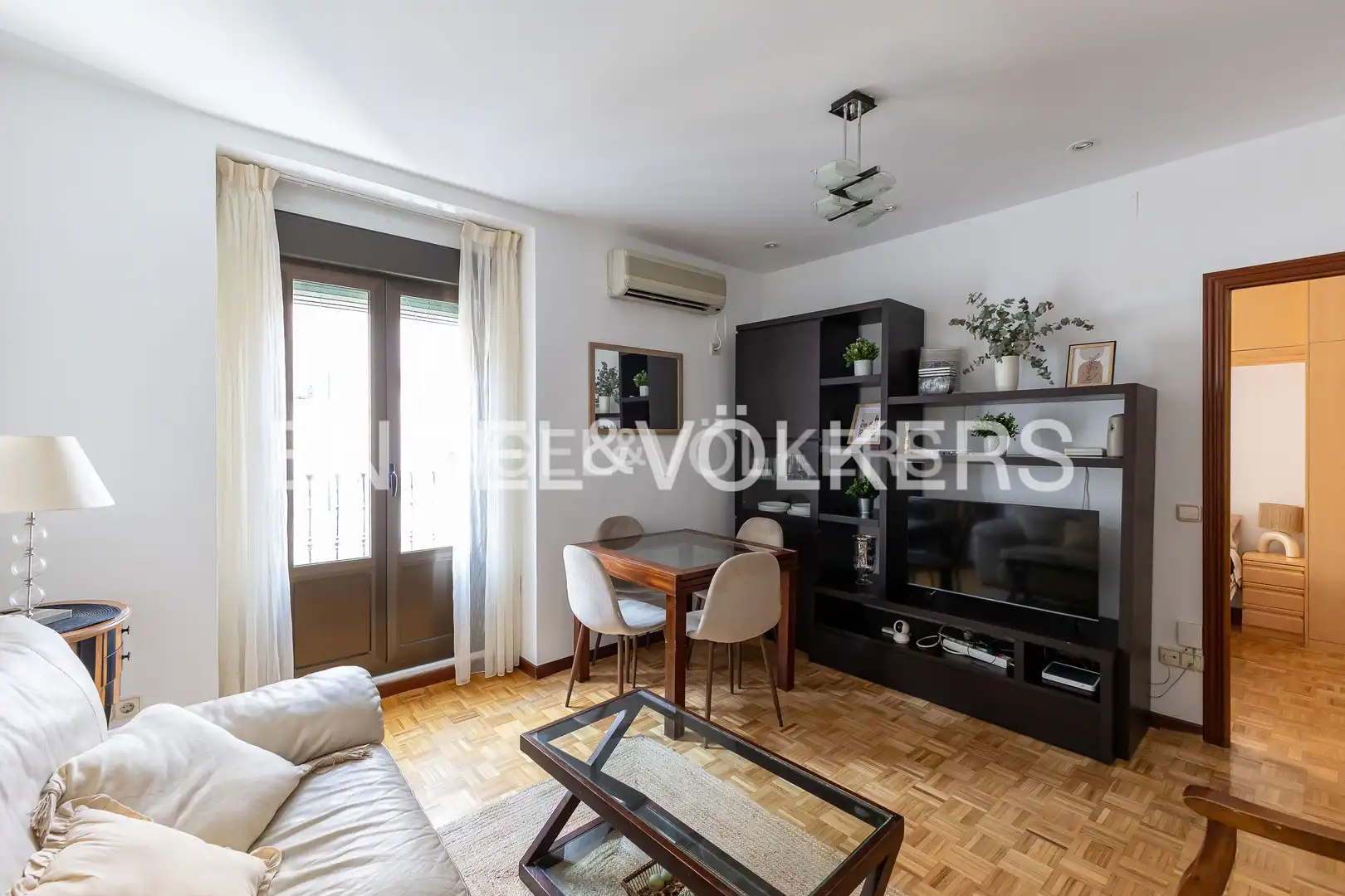 Living room of Flat for rent in Madrid  with Air Conditioner, Heating and Parquet flooring