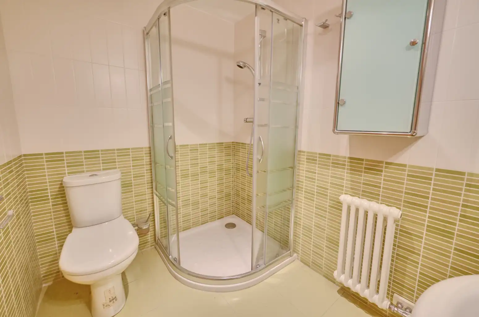 Bathroom of Flat for sale in  Pamplona / Iruña  with Heating, Private garden and Parquet flooring