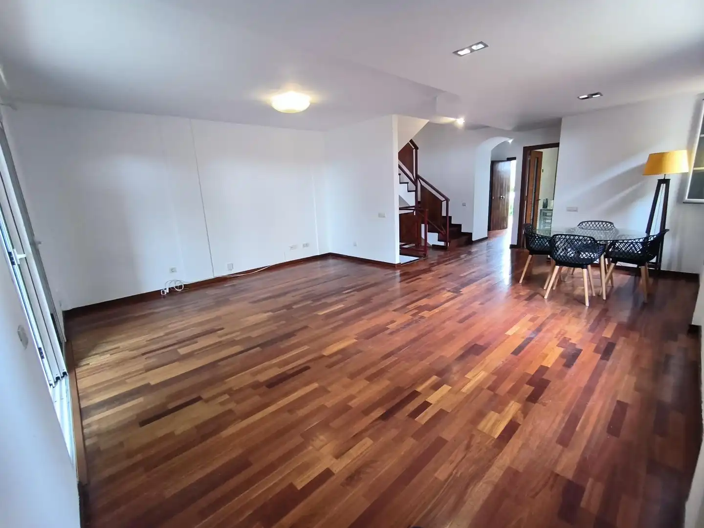 Sala d'estar de Casa adosada en venda en Las Palmas de Gran Canaria amb Jardí privat, Parquet i Terrassa
