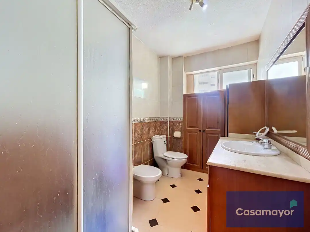 Badezimmer von Wohnung zum Verkauf in Alicante / Alacant mit Klimaanlage, Heizung und Terrasse